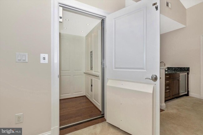 Building Photo - 10777 Symphony Park Dr