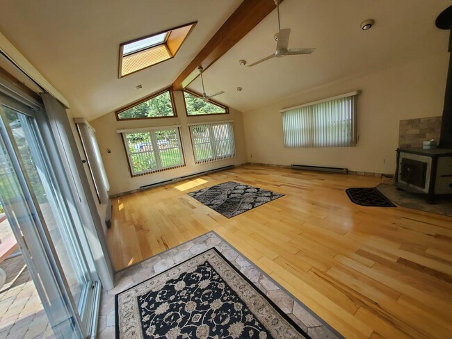 Building Photo - 134 Quaker Hill Rd