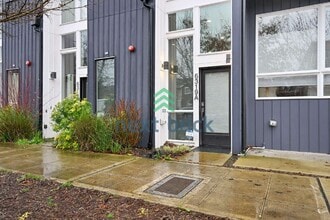 Building Photo - Charming 2-Bedroom Townhouse with 2.5 Baths and Spacious 1,510 Sq Ft in Seattle's Vibrant Neighbo...