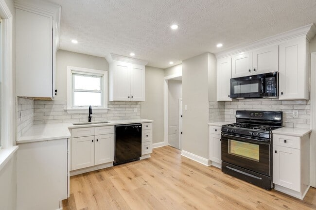 Building Photo - Welcome to a well-maintained 3-bedroom 1-bath home - Willowick, OH 44095