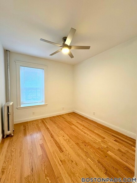 Building Photo - 137 Park Dr