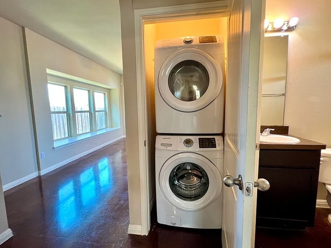 Building Photo - Beautiful 3BR, 2BA Home in Austin – Balcony & Modern Kitchen Appliances!