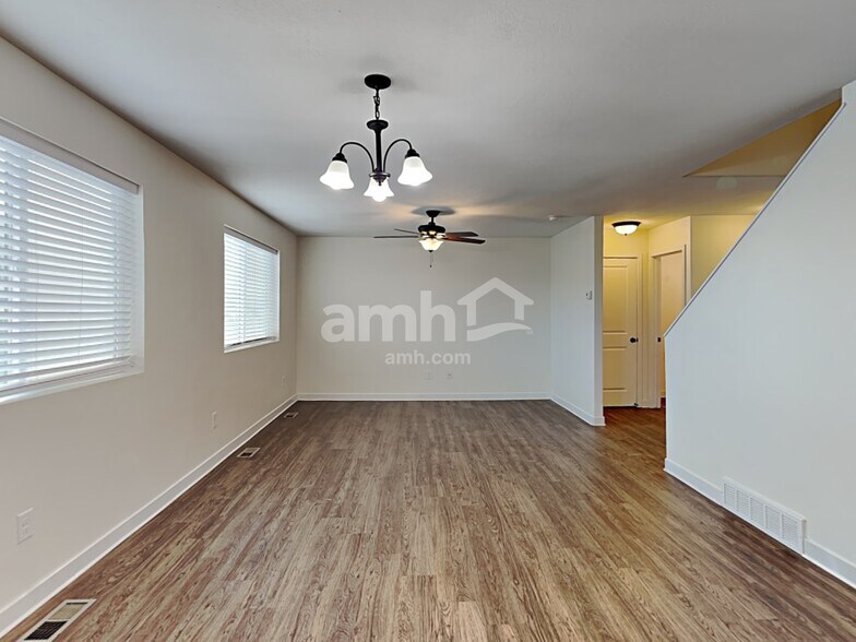 Building Photo - 317 W Willow Creek Dr