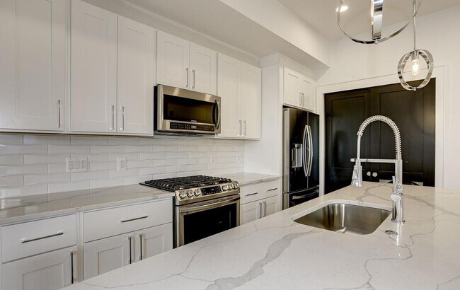 Building Photo - 836 Varnum St NW