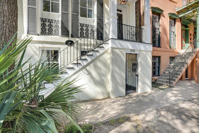 Building Photo - 705 Barnard St