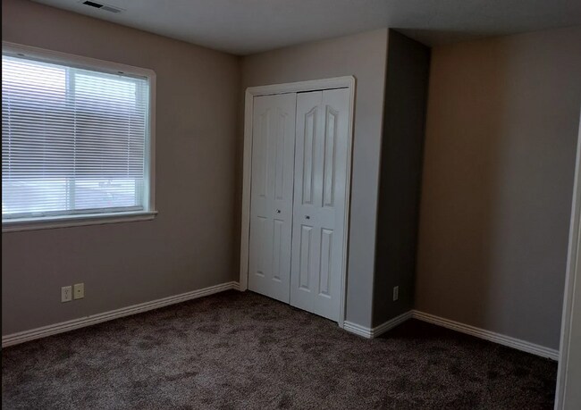 Building Photo - 2 Bed 1 Bath Apartment at Delmar Condominiums in Sugar City!