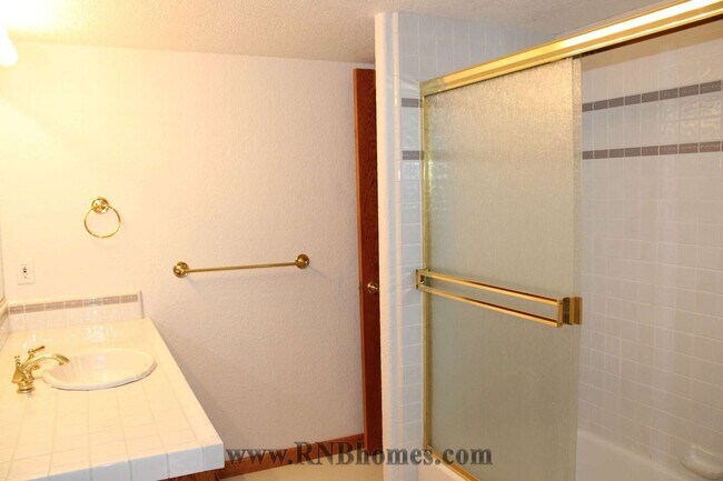 Building Photo - 677 Hoppe Ln