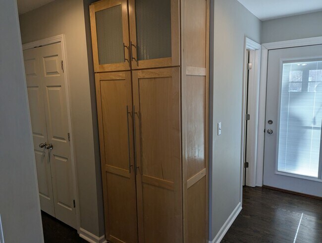 Building Photo - Remodeled 2 Bedroom 1.5 Bath - Overland Park