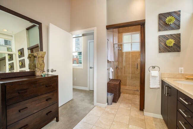 Building Photo - Modern Townhome Living in the Heart of Dow...