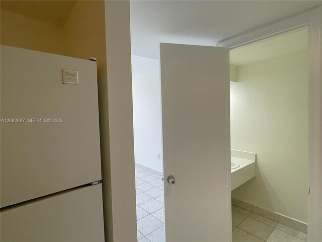Building Photo - 6904 N Kendall Dr