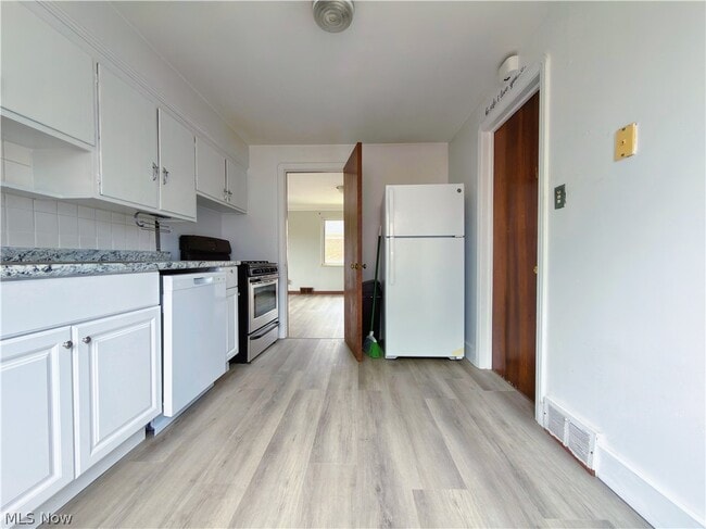Building Photo - 14330 Lakewood Heights Blvd