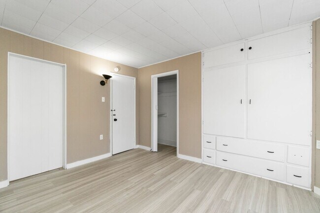 Building Photo - 458 Main St