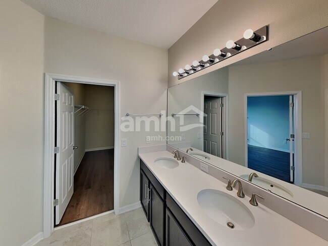 Building Photo - 1813 Henley St