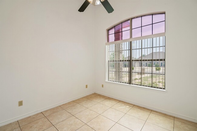 Building Photo - 302 Echo Valley Dr