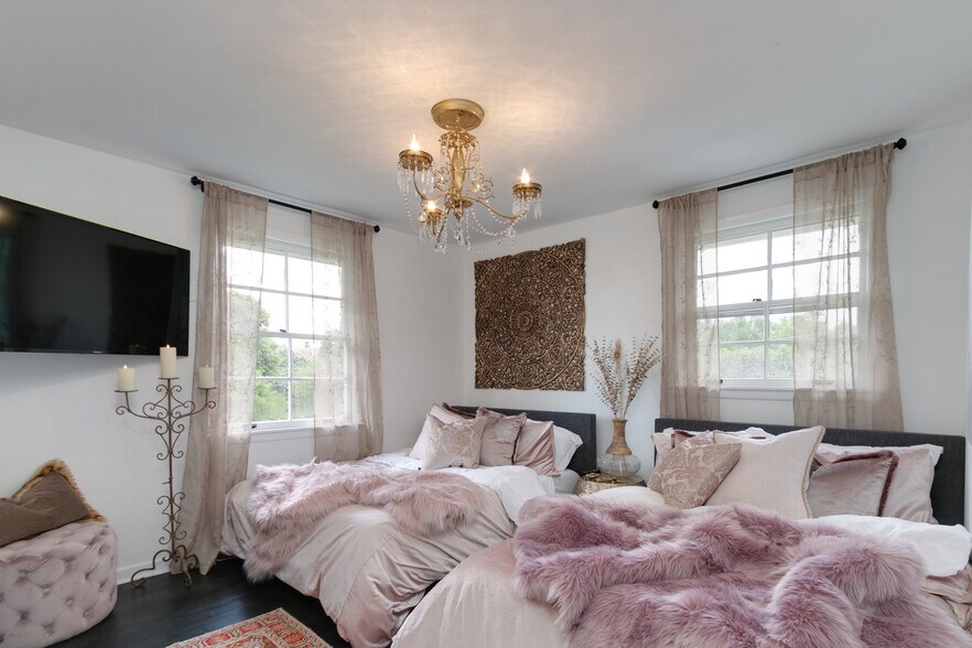 Building Photo - 101 Carnavon Pky