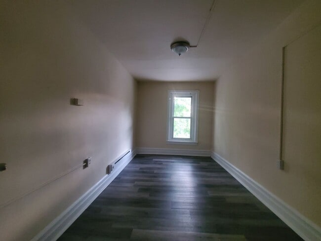 Building Photo - 347 N 7th St