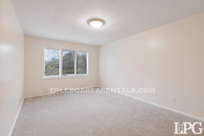 Building Photo - 3835 Hillandale Rd