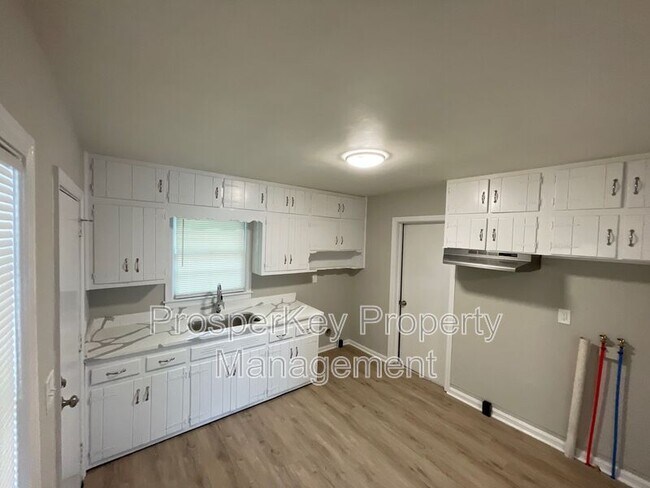 Building Photo - 4555 Hillpine Rd