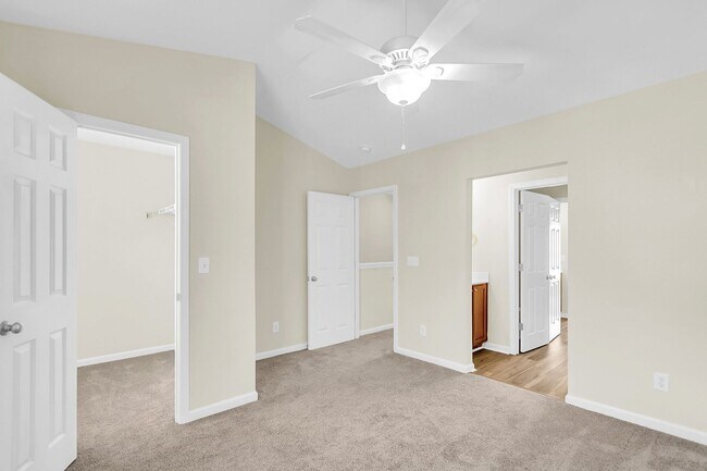 Building Photo - Easy, Modern Comfort in a Prime Charleston Location!