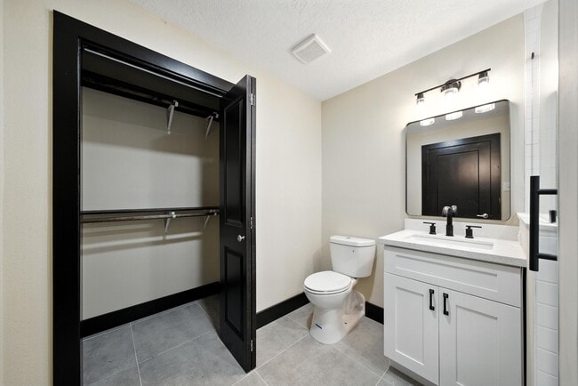 Building Photo - 811 Sul Ross St