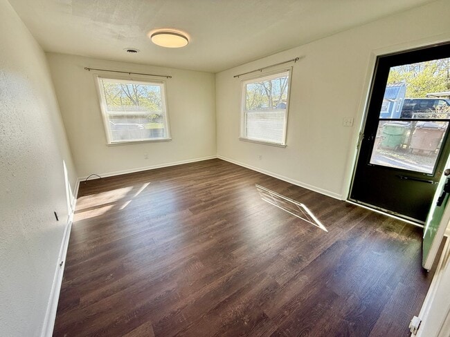 Building Photo - 2 Bedroom Madison Duplex w/ Fenced Yard $1300