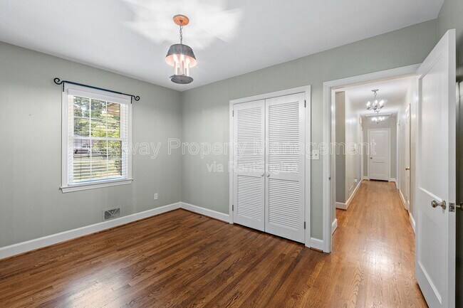 Building Photo - 1529 Dibble Rd S W
