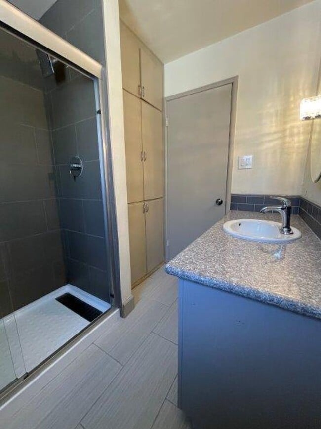 Building Photo - Gorgeous 2 Bedroom in Tahoe Park