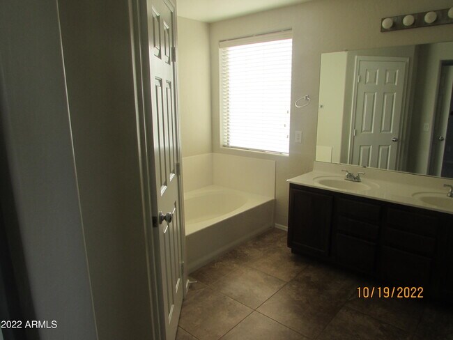 Building Photo - 450 E Maddison St