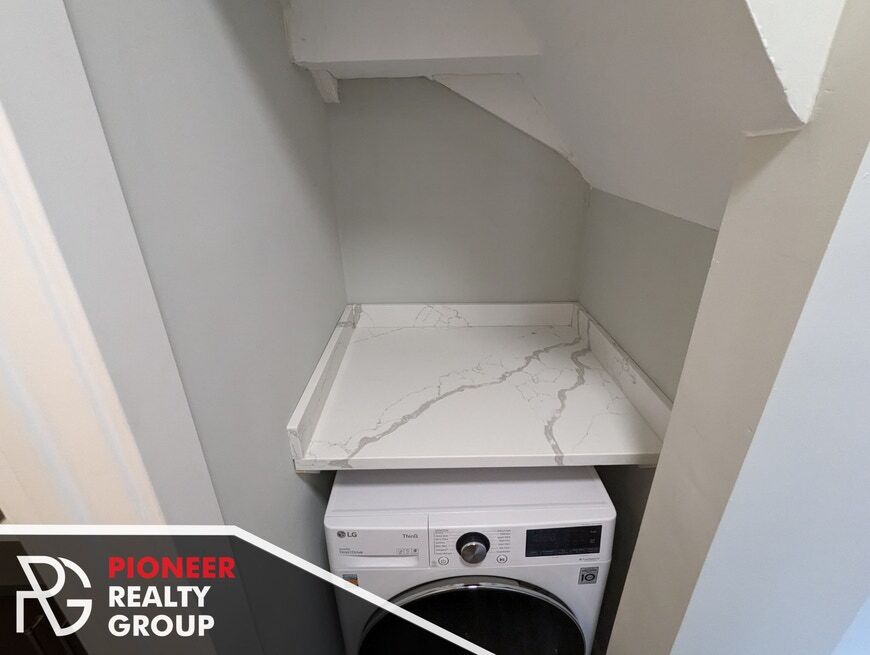 Building Photo - 454 W Barry Ave