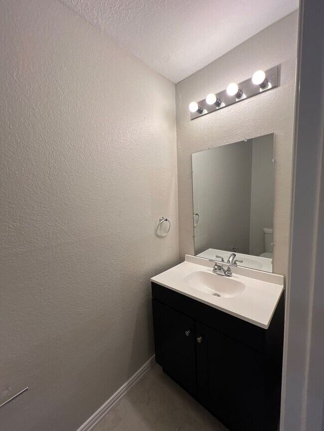 Building Photo - **Modern 3BR/2.5BA Home with Garage & Spac...