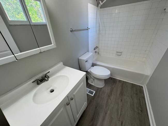 Building Photo - Far Eastside Large 3 Bedroom 1.5 Bath