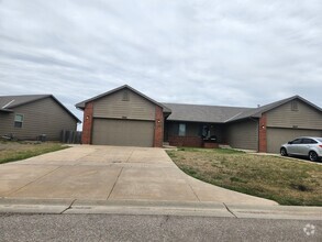 Building Photo - $1,795 - 4 bedroom / 3 bathrooms - Beautif...