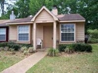 Building Photo - Single Story Townhome with Large Living Room and Fireplace.