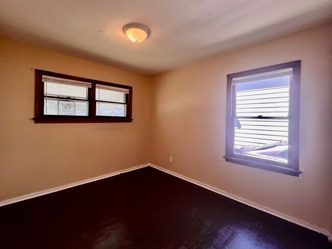 Building Photo - 2 Bedroom House