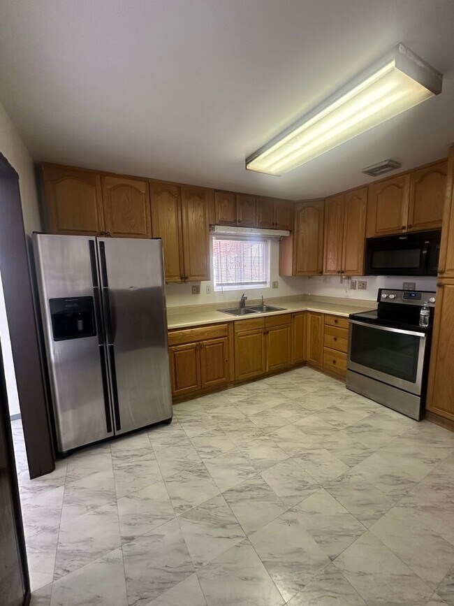 Building Photo - Welcome to this charming 3-bedroom, 2-bathroom home located in Albuquerque, NM