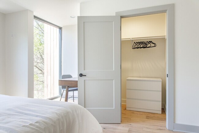 Building Photo - 315 NE Burwood Mews