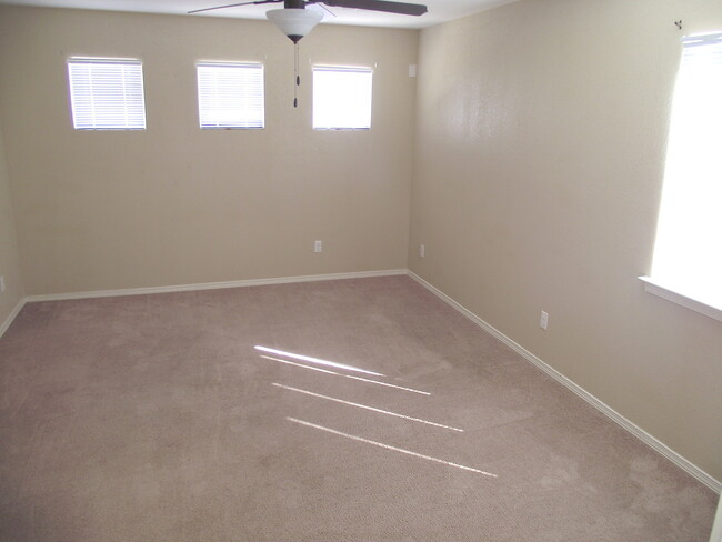 Building Photo - Sandstone Ranch Estates 4Bed/2.5bath Refri...