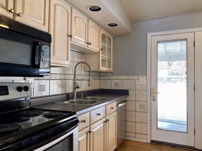 Building Photo - Spacious Tri-Level Home Featuring 4BD/2.5B...