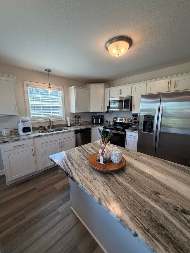Building Photo - 3 Bedroom 2 1/2 Bath Home For Rent Near Post!