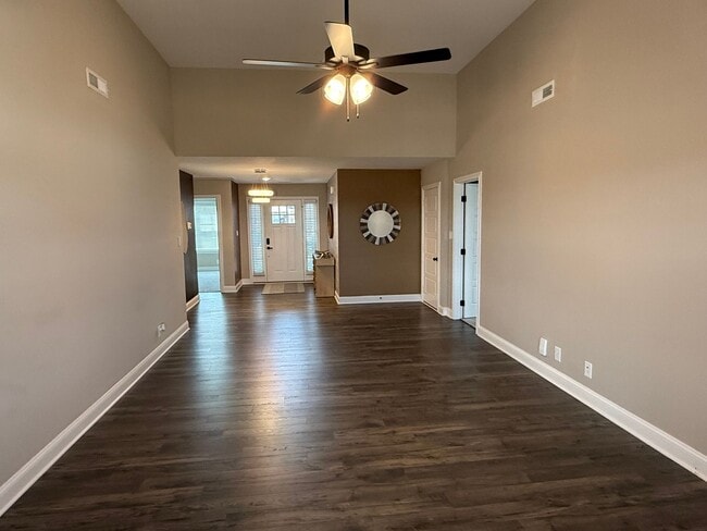 Building Photo - 3 Bedroom 2 Bathroom Home!