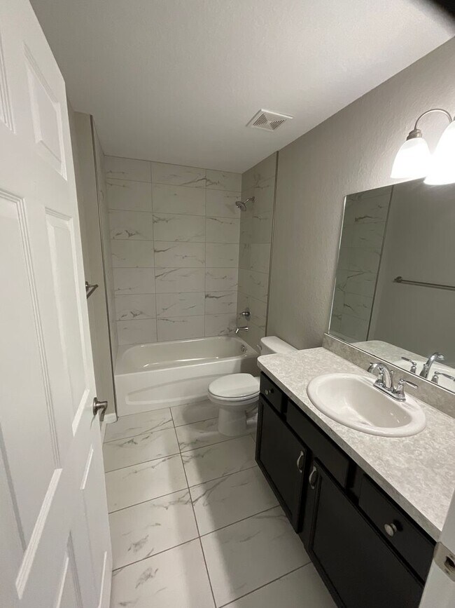 Building Photo - Custom Home - Desirable SE Ocala Neighborhood 3/2/2 **Won't Last**