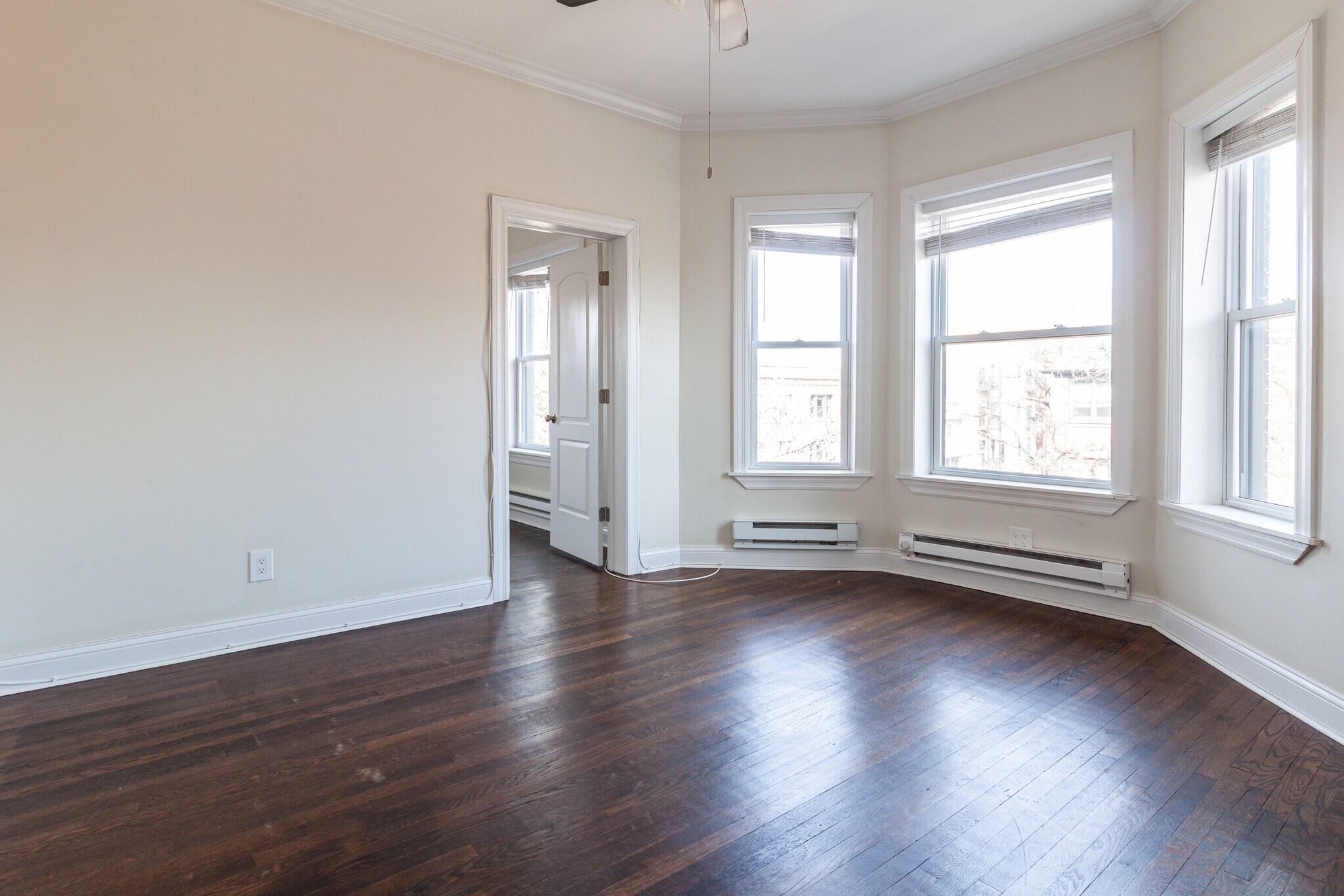 Building Photo - 923 W Waveland Ave