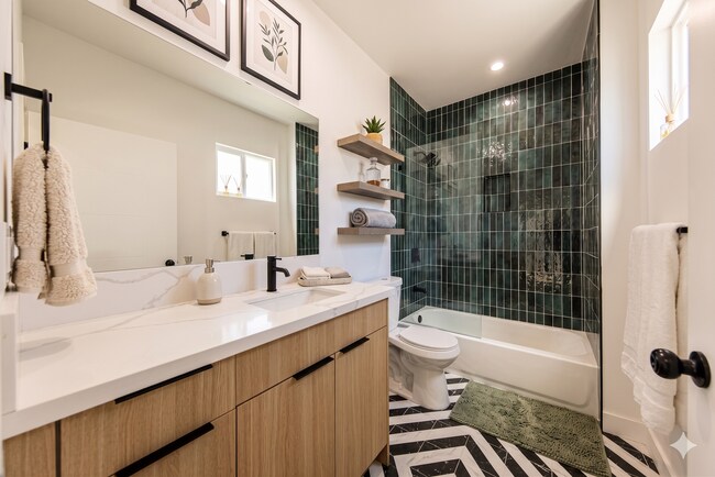 Building Photo - 2847 S Victoria Ave