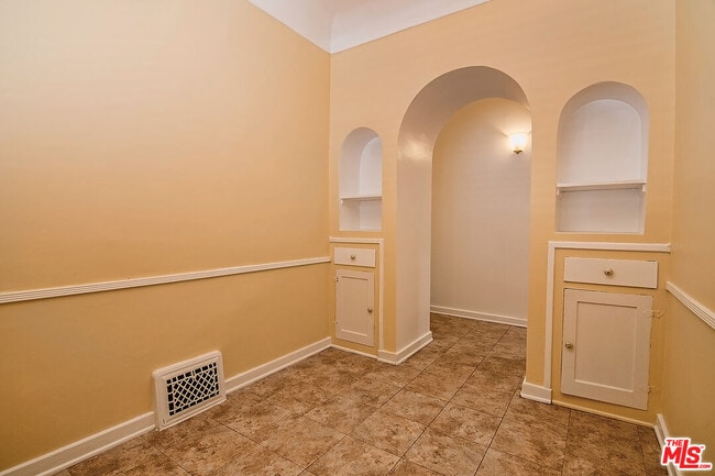 Building Photo - 1071 Cloverdale Ave