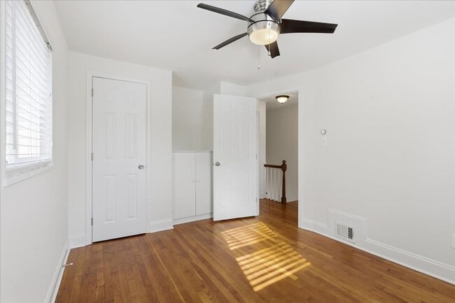 Building Photo - 3 BR | 1 BA | 864Sqft | Newly Fenced Yard