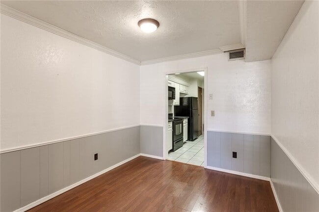 Building Photo - 2930 Colonial Ln