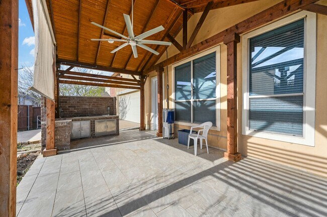 Building Photo - Mediterranean-style home-4 bedrooms