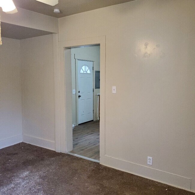 Building Photo - 1 BDRM APARTMENT FOR RENT.