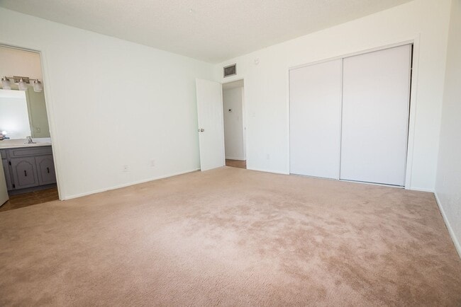 Building Photo - Charming Property Features 3 Bedrooms, 2 B...