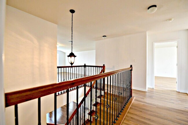 Building Photo - 15012 Fernhill Dr